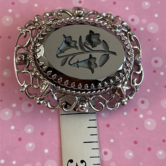 Vintage unsigned Whiting and Davis reverse intaglio silvertone filigree brooch - Picture 8 of 8